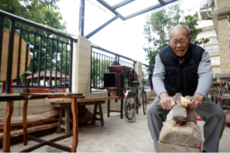 90岁木匠发挥余热，亲手打造乡村休闲空间丨“百千万工程”暖心篇
