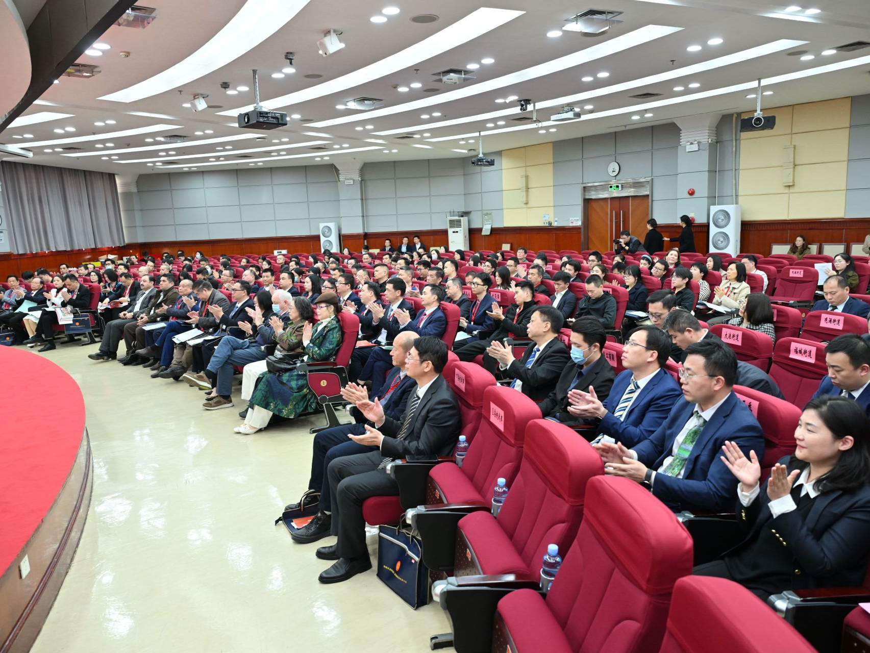 深圳市龙华区第二次归侨侨眷代表大会顺利召开