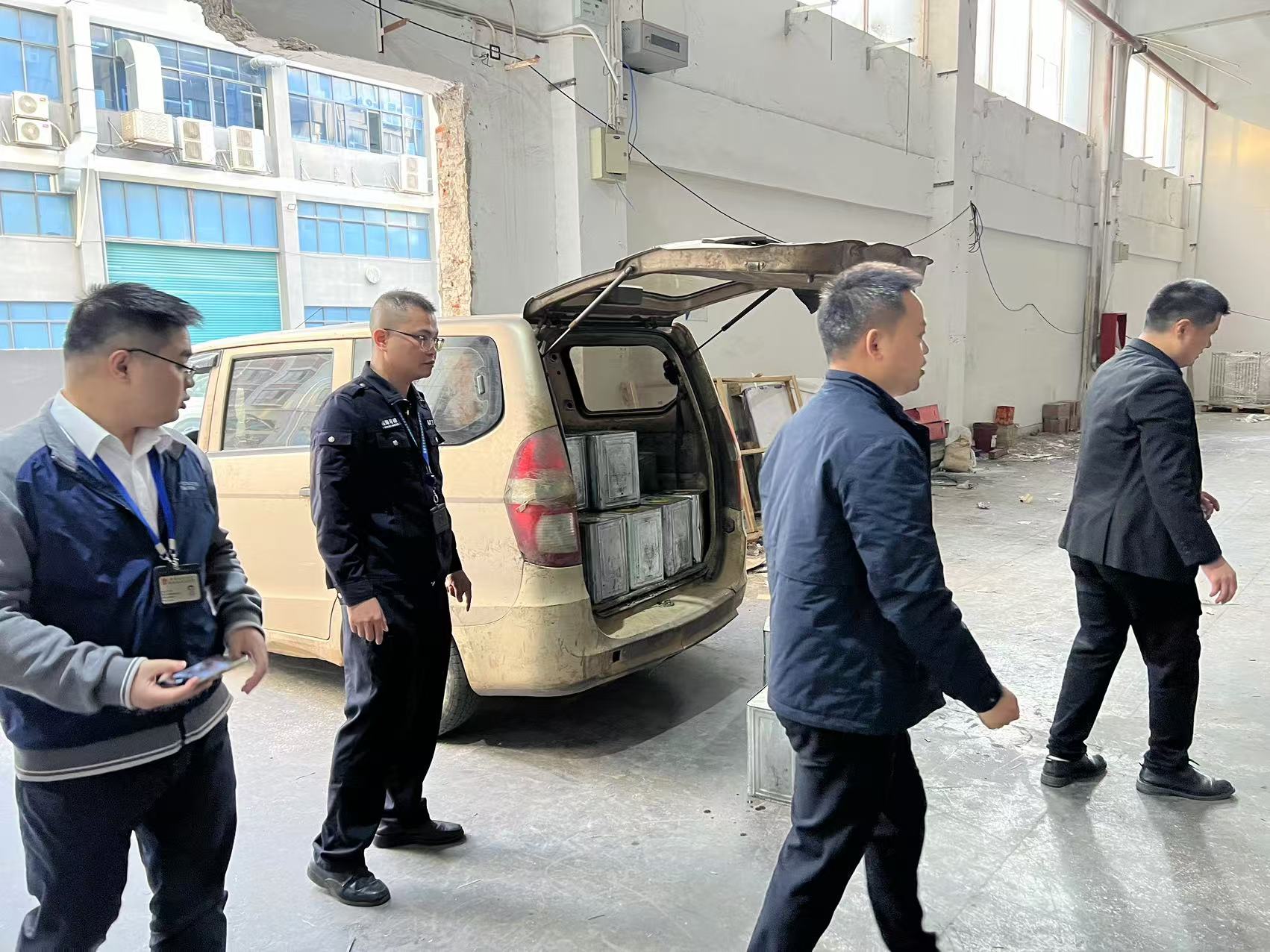 车辆非法运输危化品，网格员及时拦截除隐患