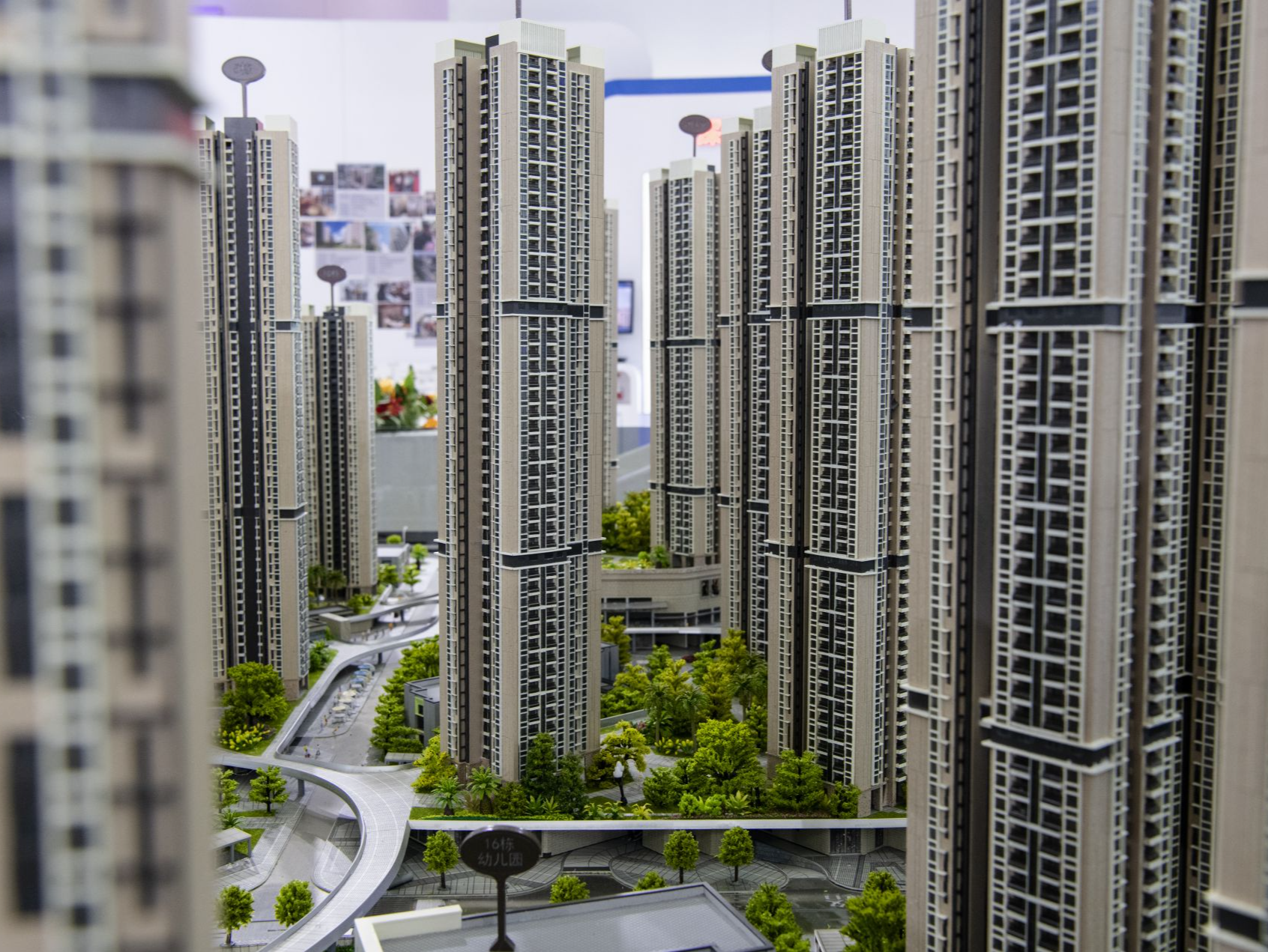 2025年中国经济这么干：有效防范化解重点领域风险