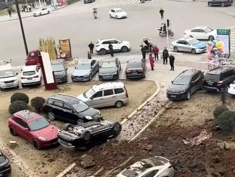 男孩往化粪池扔鞭炮引发爆炸，要付天价赔偿？最新回应→