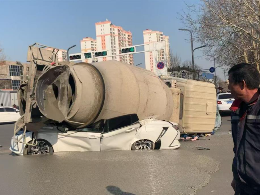 河北曲阳一辆罐车压扁轿车，医院：一人伤重不治身亡