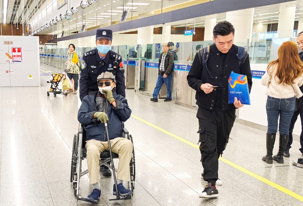 深港联动！皇岗边检站民警接续护航香港病患高效便捷通关