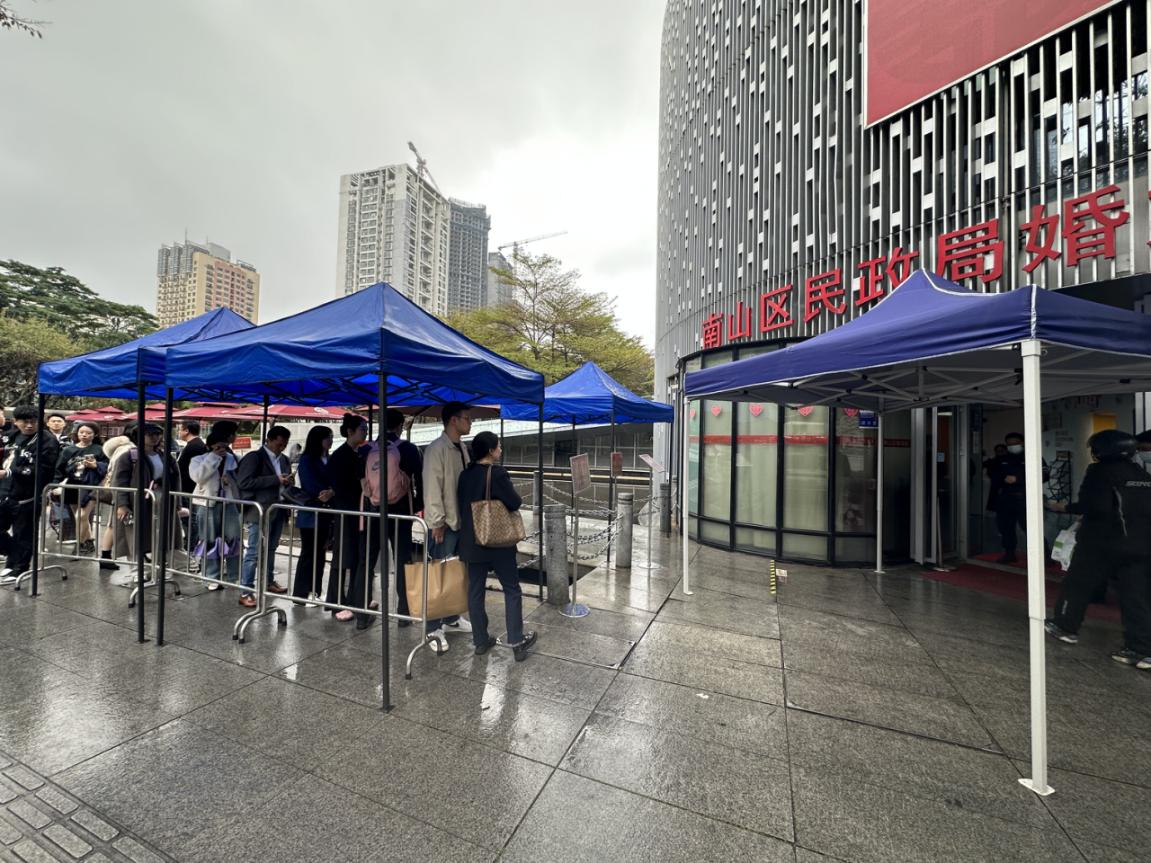 元宵节“甜蜜风暴”来袭，南山婚姻登记处雨中浪漫不减