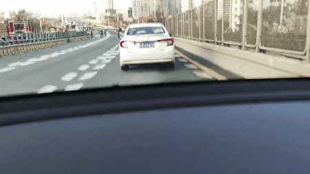 惠深沿海高速一辆特斯拉起火，驾驶员轻微擦伤
