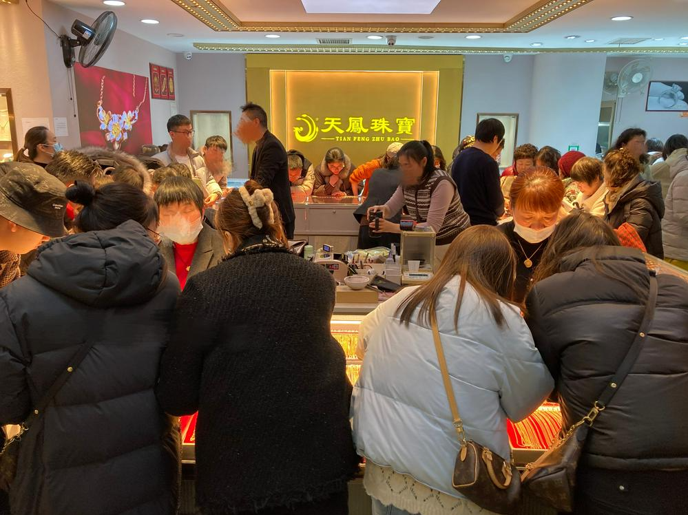 “越涨越买”，金饰消费者正在对高金价“脱敏”？