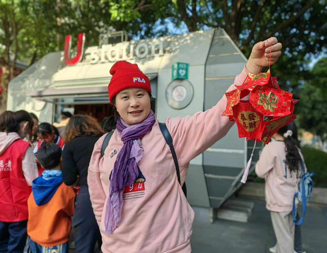 志愿红点亮深圳新春佳节