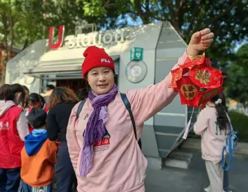 志愿红点亮深圳新春佳节