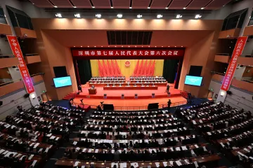市七届人大六次会议开幕 孟凡利等在主席台就座 覃伟中作政府工作报告 戴运龙主持大会