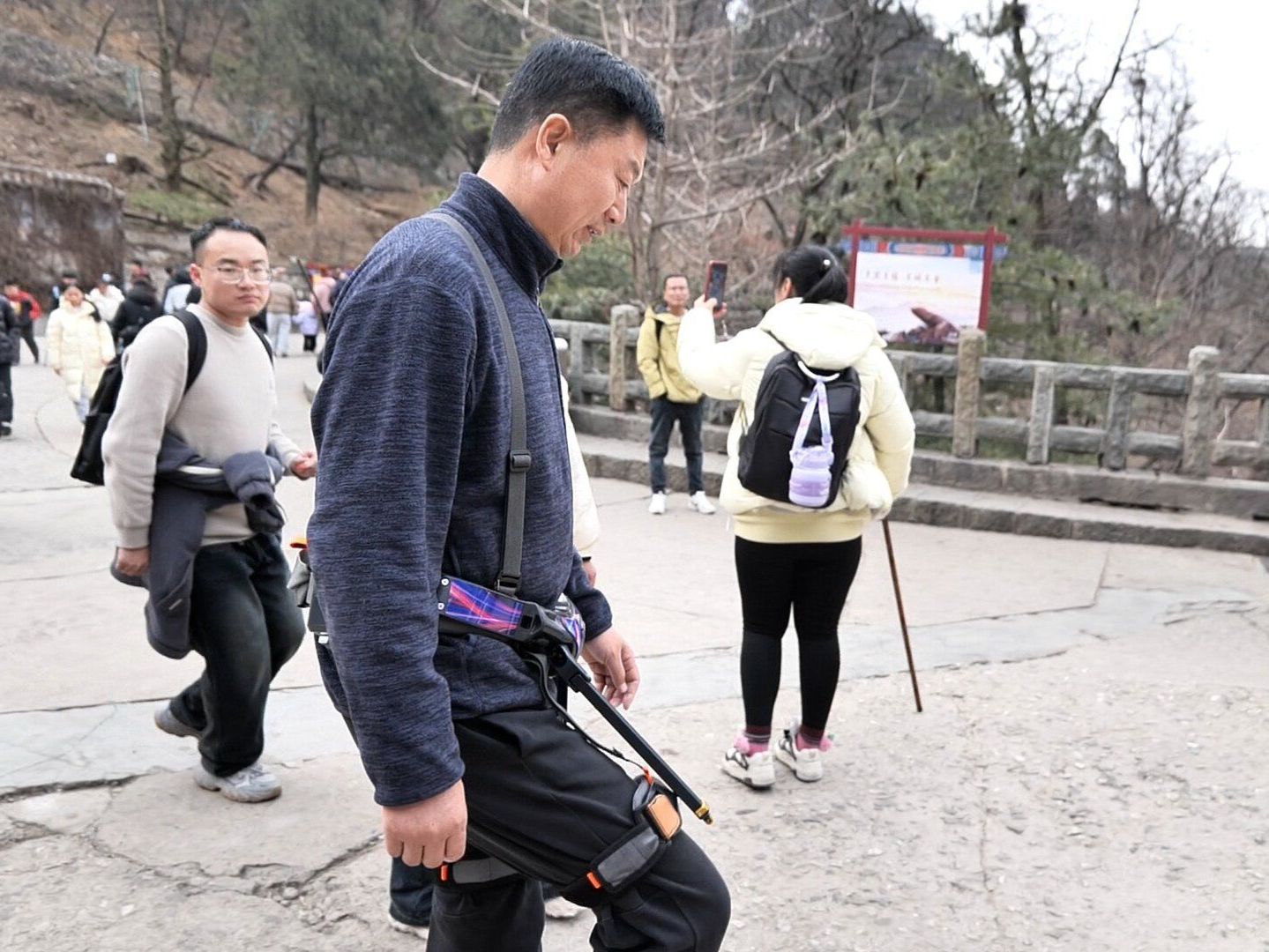 炫酷黑科技！“机械装甲”亮相深圳野生动物园，助游客轻松游园