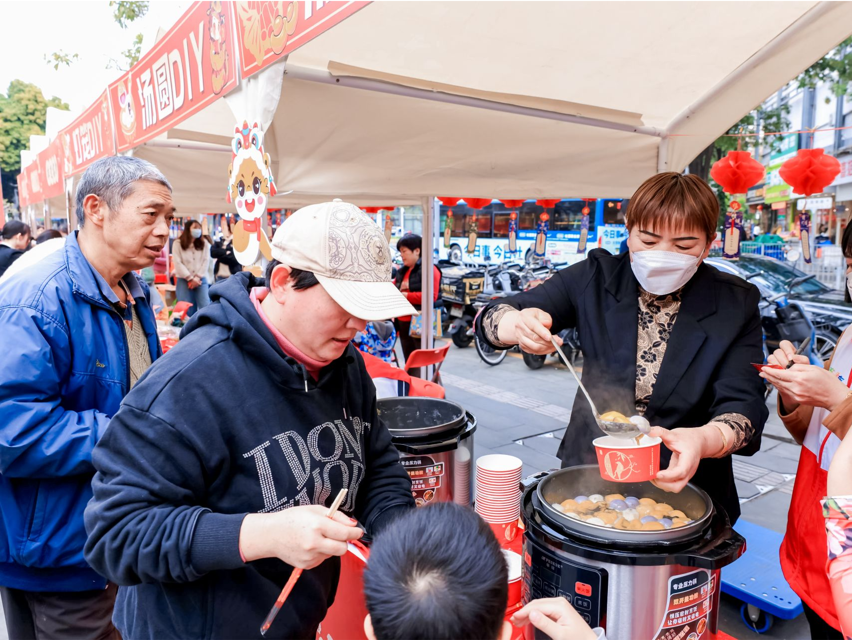 南山区南水社区居民欢喜闹元宵