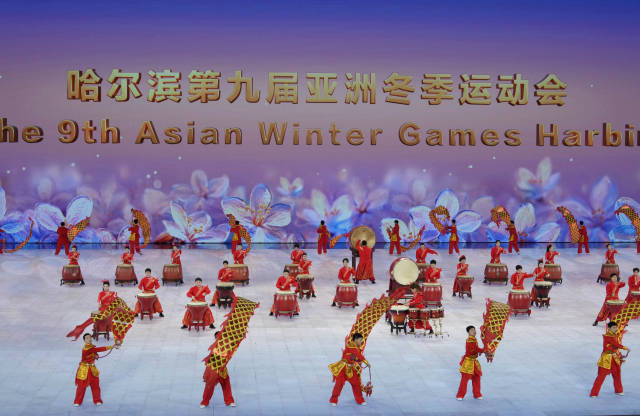 这是2月7日拍摄的开幕式暖场表演。新华社发