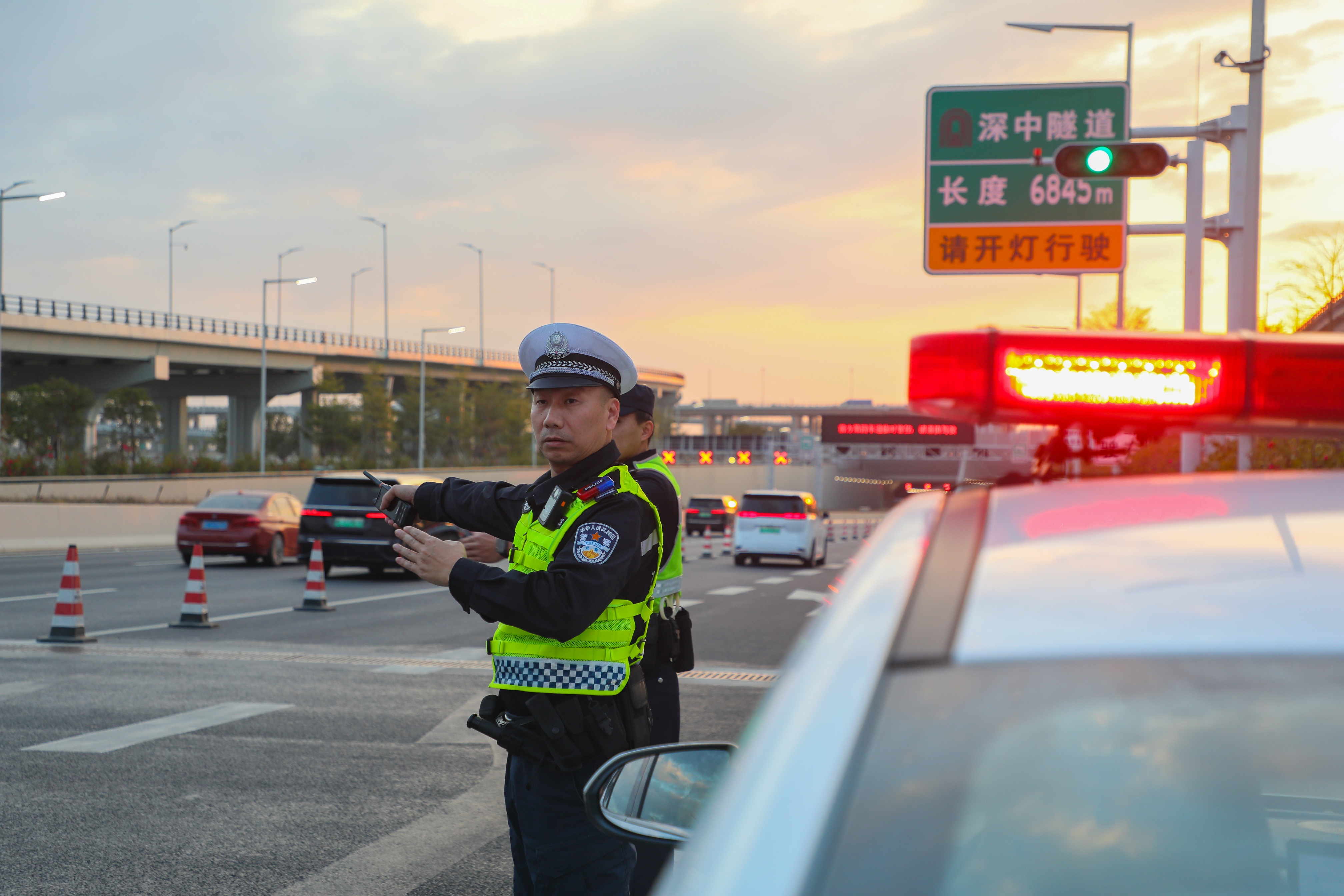 春节假期深圳交警紧盯交通热点，多措并举保障出行安全顺畅