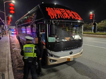 49座大巴坐了52人！外地超员大巴进深圳后被查