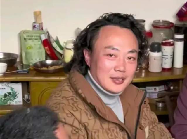 “陈奕迅”现身恩施众人求合影？回家过年的发型师外形酷似意外走红