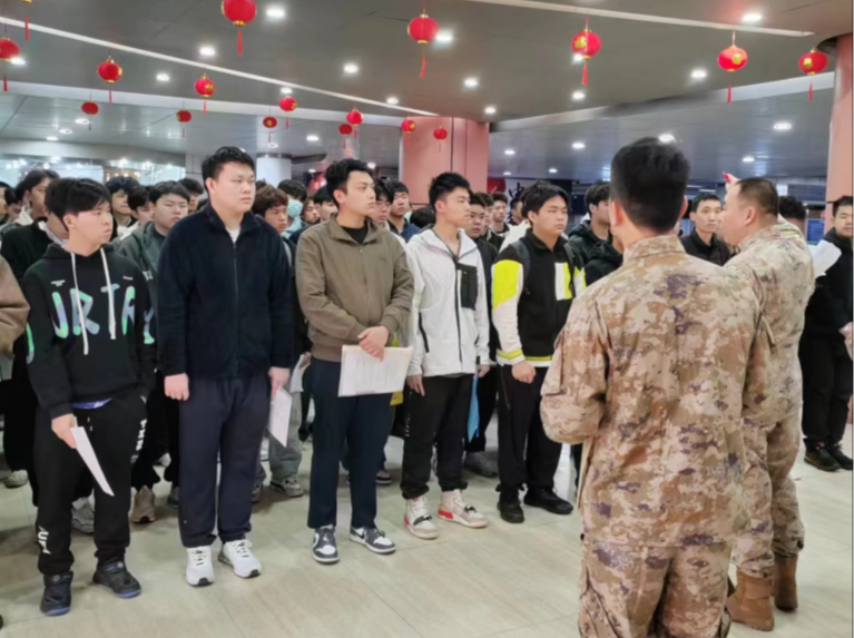 东晓街道武装部组织应征大学毕业生参加全区第三批体检