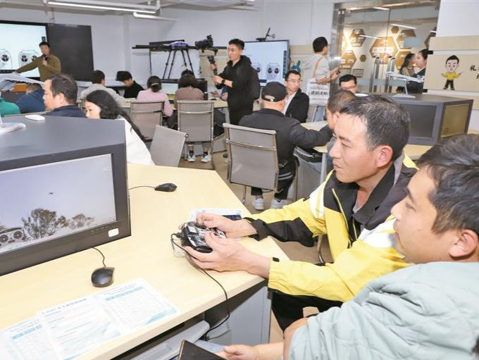 龙华掀起“AI夜校”学习热潮，工学一体以AI赋能千行百业
