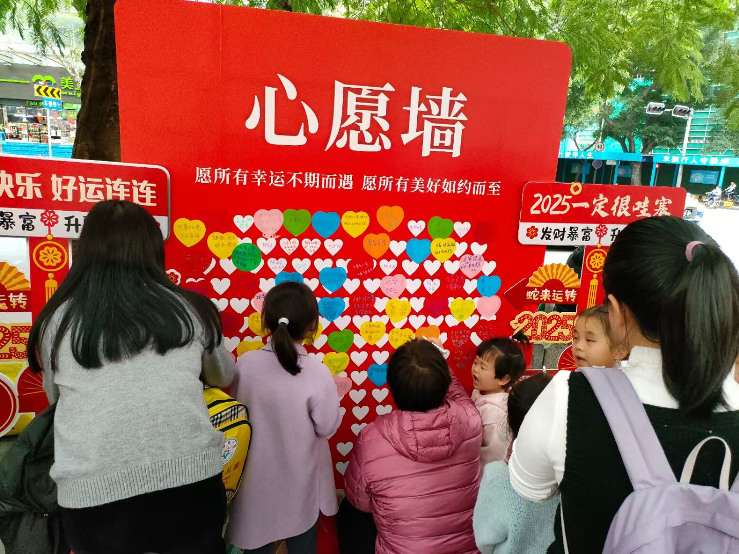 蛇口街道雷岭社区元宵游园会居民乐开怀