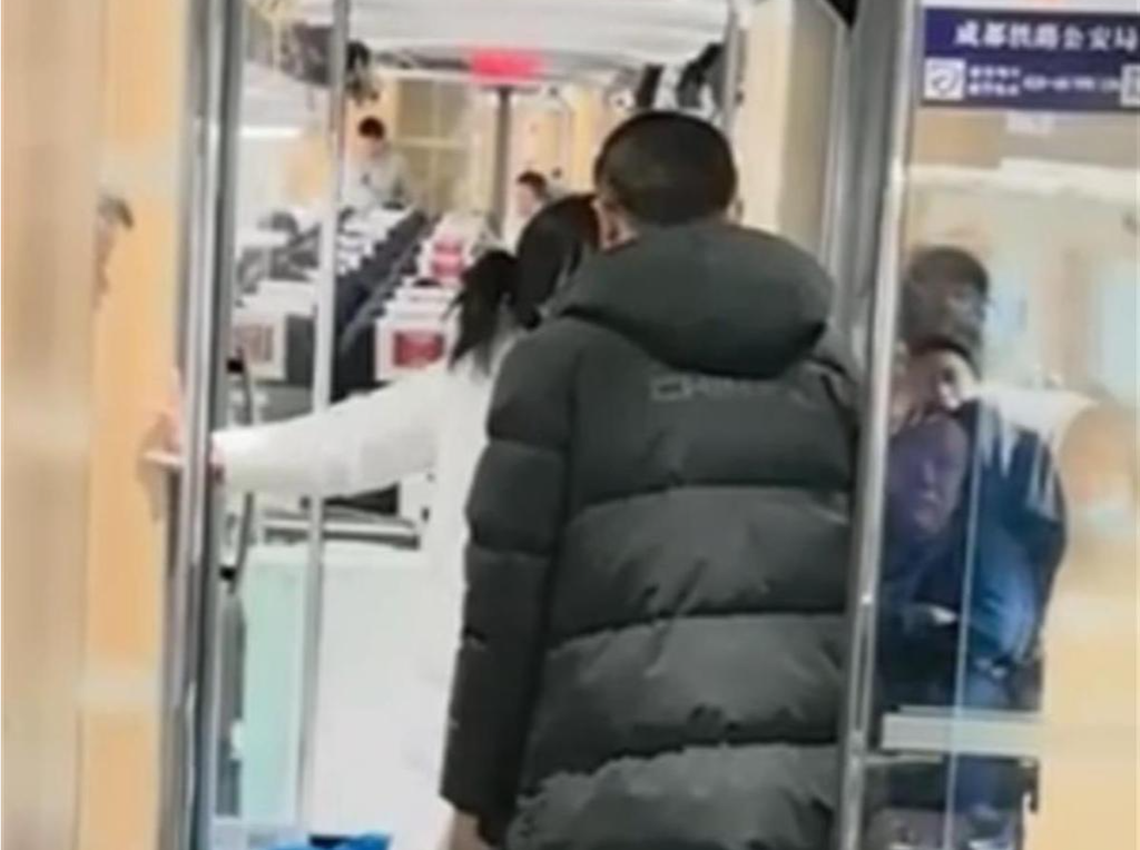 在高铁上买到过期4年的方便面？铁路工作人员回应