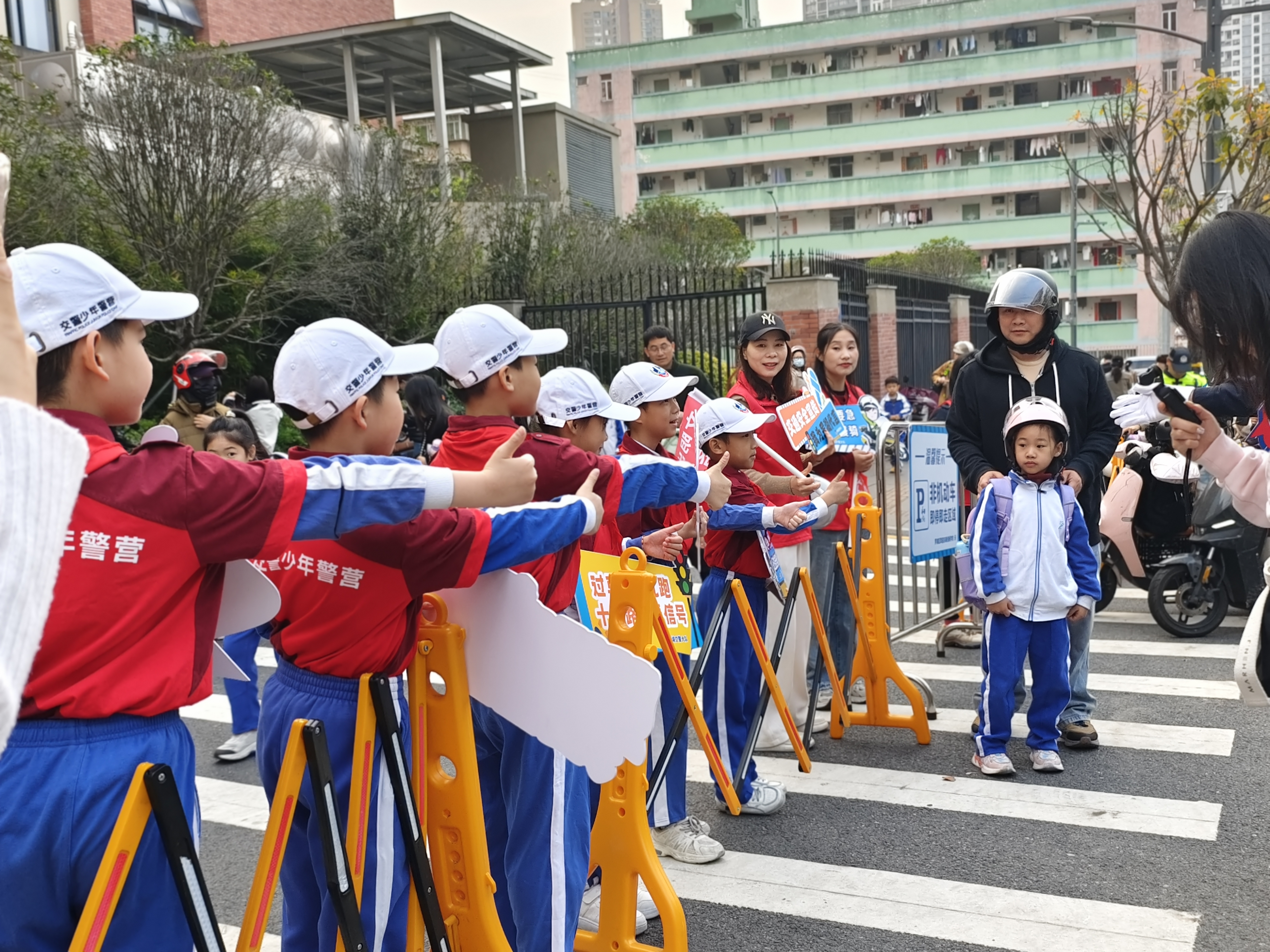 护校新力量！深圳交警携手“少警”维护校园交通安全