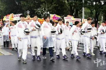 “喜洋洋”、“乐融融”、街舞少年、棒球小将都来了，“+体育”让慈善万人行活力四射