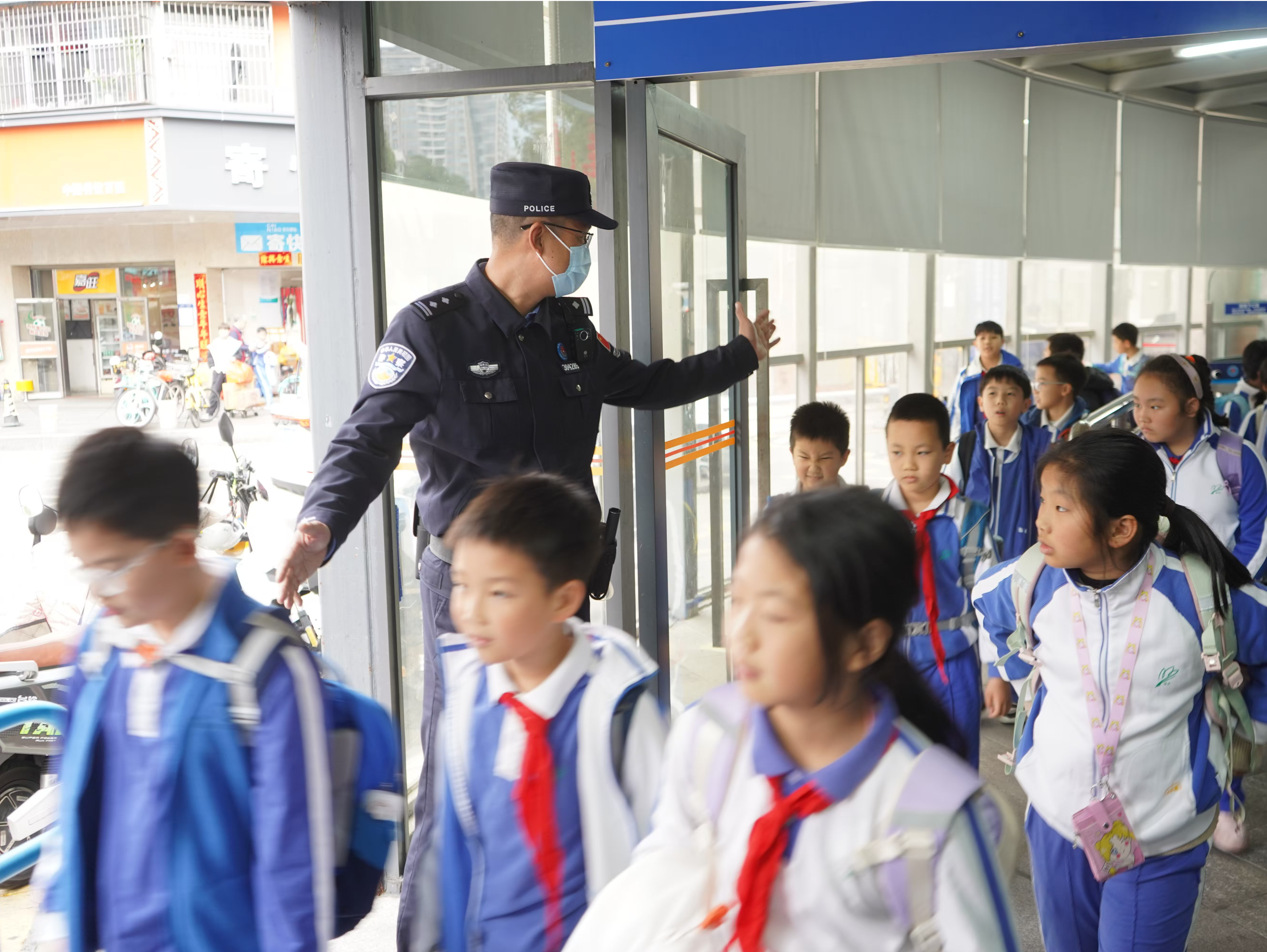 开学啦！沙头角边检站护航中英街学童求学路