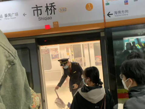 广州地铁三号线车厢中出现烟雾！最新回应→