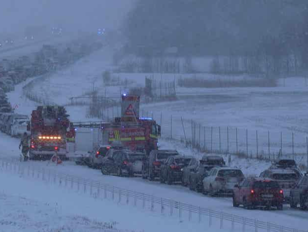 涉百余辆汽车，120多人被送医，瑞典因大雪发生连环车祸