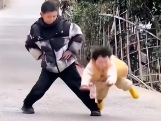 热搜第一！两千万粉丝小网红被绊倒痛哭，母亲回应摆拍质疑