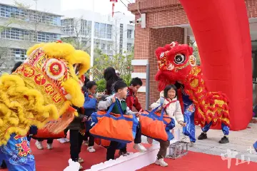 学生返校击鼓进门，中山市香山小学热闹开学