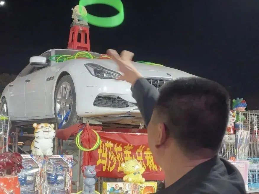 “套圈套中玛莎拉蒂”系摆拍？摊主称与该顾客认识，官方：正在调查