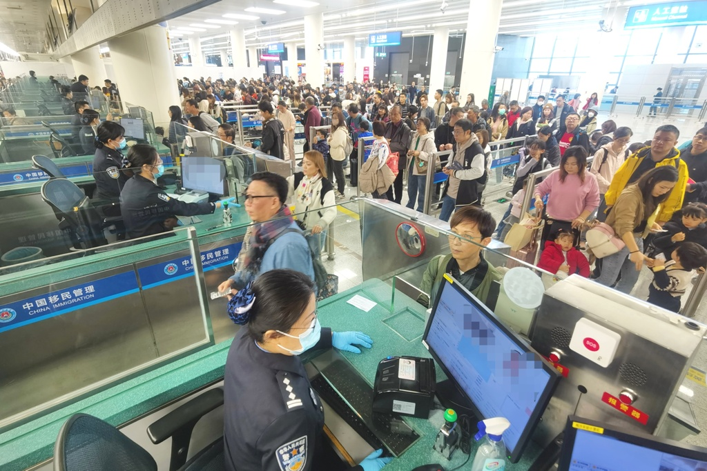皇岗边检站倾力保障2025深港马拉松期间  分流出入境人、车顺畅通关
