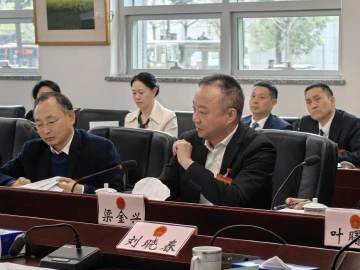 市人大代表梁金兴：社区党群服务中心可考虑纳入康养、托育等功能