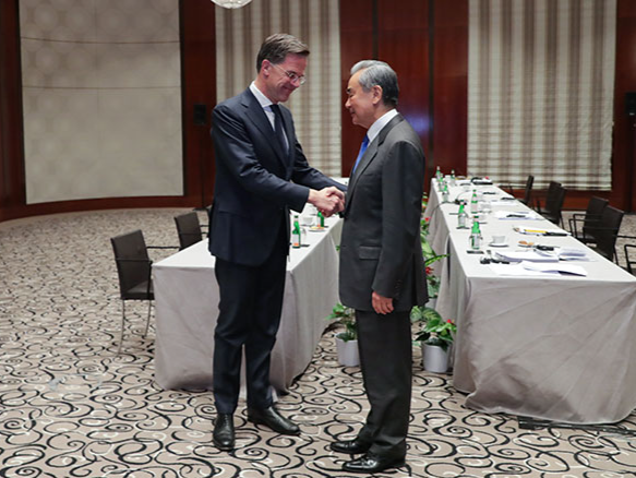 王毅会见北约秘书长吕特，双方就乌克兰危机交换意见
