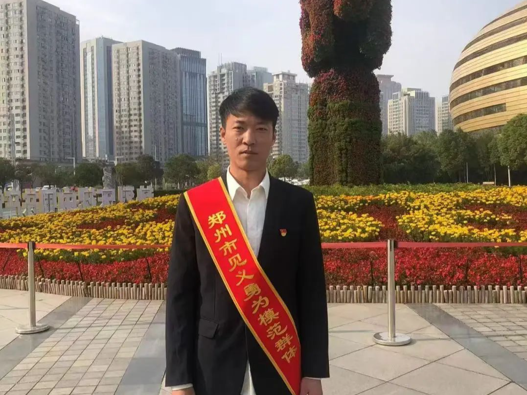 “菜刀哥”病危 曾在郑州暴雨中“劈”车救3人