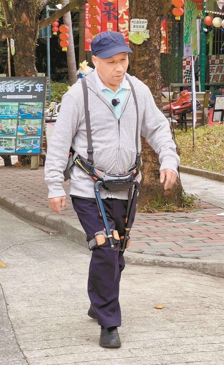 外骨骼机器人落地深圳野生动物园  逛园有“神器” 方便又省力