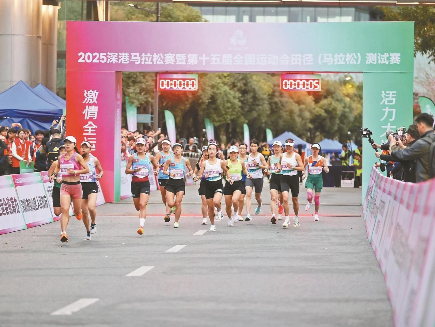 晶报特别报道 | 深港穿梭42.195公里的丝滑体验