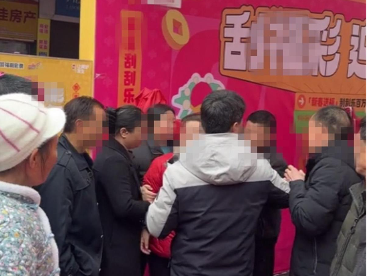 重庆一彩民刮中百万大奖的彩票被抢回？当地回应