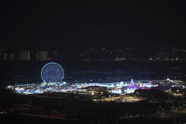 这是2月7日拍摄的开幕式分会场哈尔滨冰雪大世界夜景。新华社发