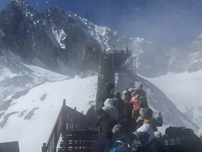 玉龙雪山索道停运，致多名游客被困山顶数小时无人处理？景区回应