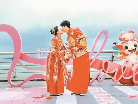 晶报特别报道 | 十五的月亮十五圆~元宵节，爱人相伴🥰