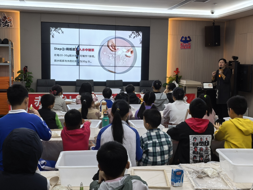 南园街道赤尾社区带领深港青少年沉浸式体验造纸术
