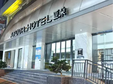 亚朵酒店撤场，殃及同栋楼租户热水断供？各方回应→｜小区大件事