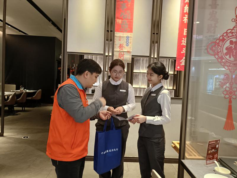桂园街道开展“禁毒宣传进商铺”活动