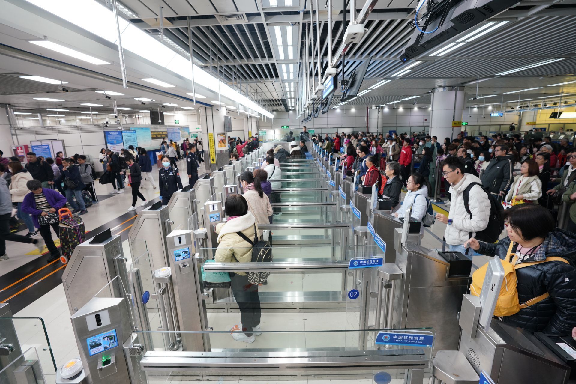 深圳湾口岸单日客流量突破18万人次 再次刷新该口岸2023年以来单日客流量新高