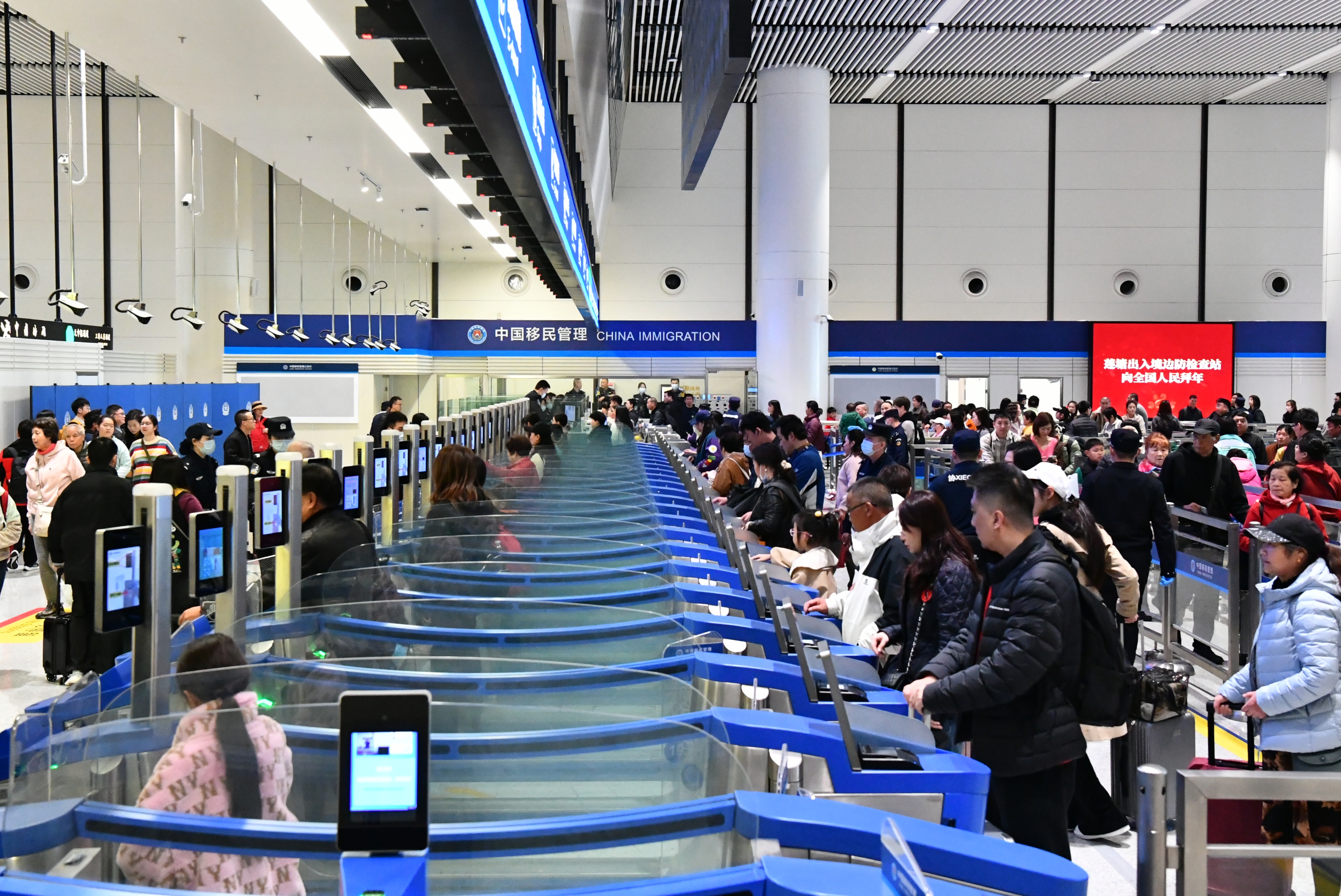 春节假期过半，深圳莲塘口岸出入境客流连迎高峰