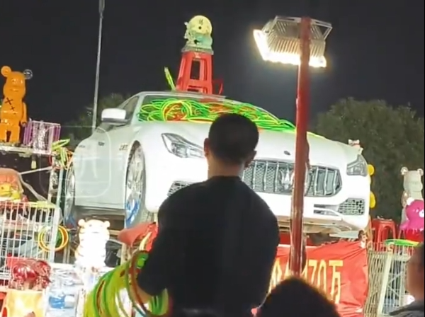 套圈界“天花板”！一男子花2000元套中玛莎拉蒂