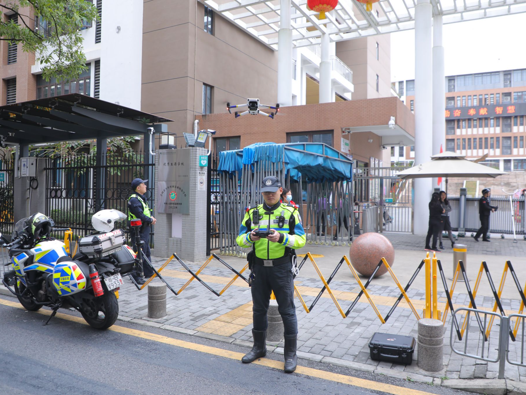 深圳交警启动“无人机+铁眼”模式 为校园交通安全保驾护航