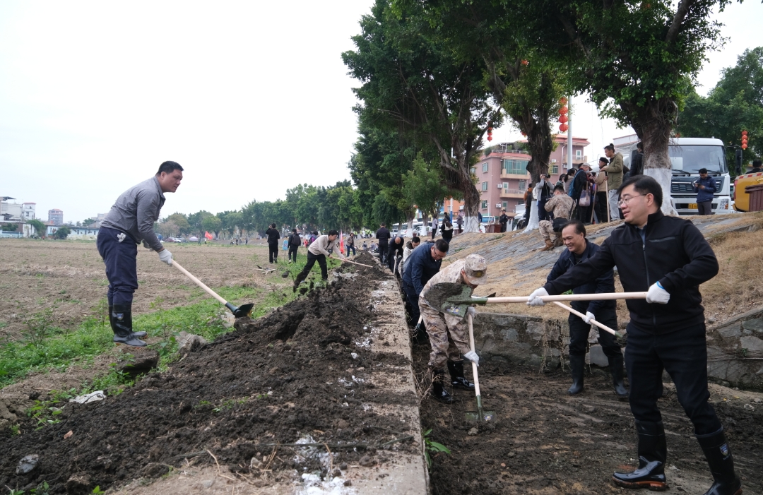 共建美好家园，水塘河道联合清淤活动掀起清淤热潮