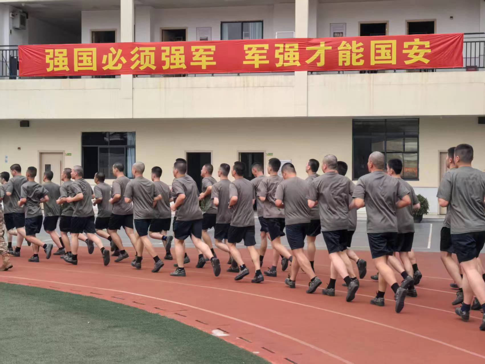 东晓街道组织“双合格” 青年参加役前集训